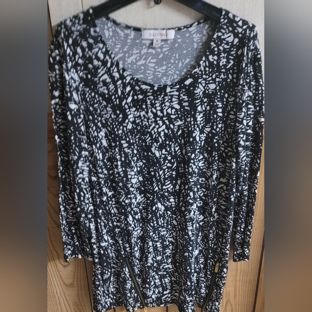 Ellen Tracy black and white 3/4 sleeve with foe zippers on the bottom